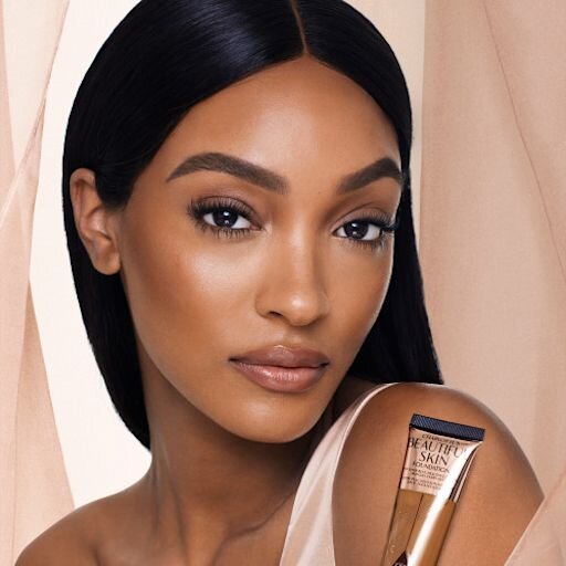 CHARLOTTES PREISGEKRÖNTES TRIO FÜR EIN STRALENDES TEINT – Hautpflege- & Make-up-Set